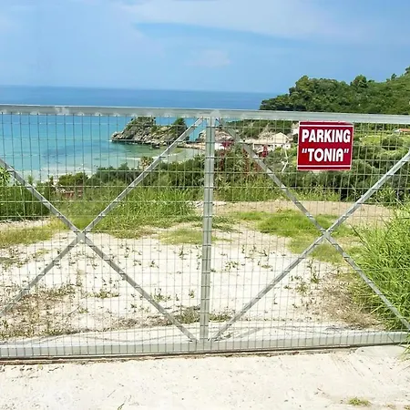 Tonia Kontogialos 3* פלקאס