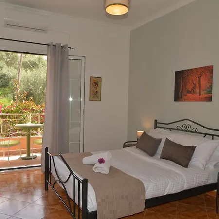 Tonia Kontogialos 3* פלקאס